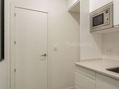 Piso con 3 habitaciones con ascensor, calefacción y aire acondicionado en Barcelona