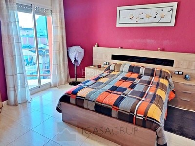 Piso soleado de 3 habitaciones con salida a balcón en La Serreta en Rubí