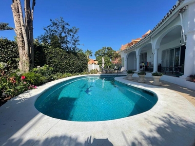 Villa con terreno en venta en la Avenida Aljaima' Marbella