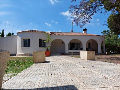 Villa con terreno en venta en la avenida de Carlos Soler' Muchamiel