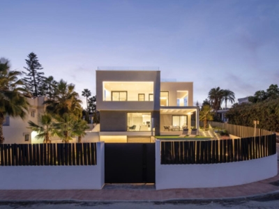 Villa con terreno en venta en la Avenida España' Estepona