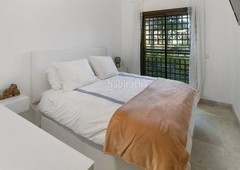 Apartamento con jardín de 2 dormitorios en venta en palm gardens, en Estepona