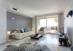 Apartamento con 2 habitaciones con ascensor, parking, calefacción y aire acondicionado en Marbella