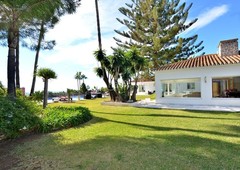 Casa villa en Elviria con preciosas vistas al mar en venta en Marbella