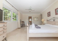 Chalet villa de 4 dormitorios, 4 baños,situada en primera línea de golf en elviria, . en Marbella