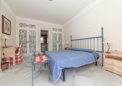 Chalet villa en venta de 5 dormitorios, 5 baños, cerca de la playa en Guadalmina Baja, en Marbella