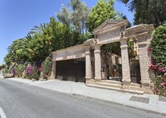 Chalet villa de lujo en venta, con piscina cubierta y situada en la milla de oro en Marbella