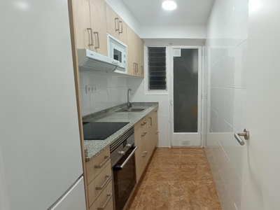 Piso en venta. Vivienda exterior con ascensor, 2 dormitorios, 2 baños, todo reformado con suelo de parquet, carp. aluminio.