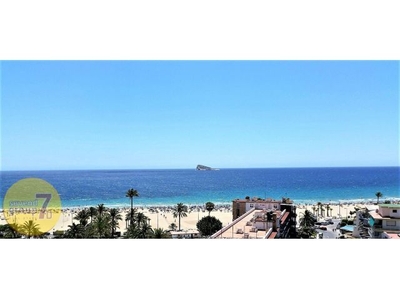 SE VENDE EXCELENTE PISO DE TRES DORMITORIOS CON VISTAS AL MAR EN LA PLAYA DE PONIENTE BENIDORM