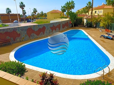 Venta de casa con piscina en La Caleta (Adeje)