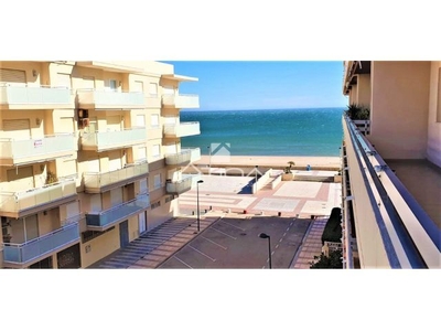 Apartamento con amplia terraza con fantásticas vistas al mar situado en 1ª linea playa Daimús