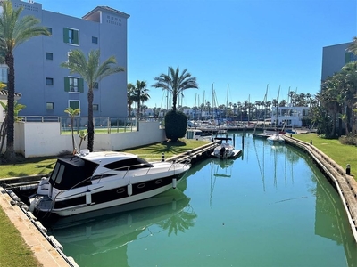 Ático en venta en Puerto de Sotogrande-La Marina de 2 habitaciones con terraza y piscina