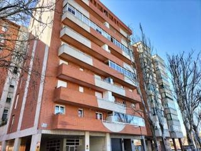 Piso de tres habitaciones cuarta planta, El Rabal, Zaragoza
