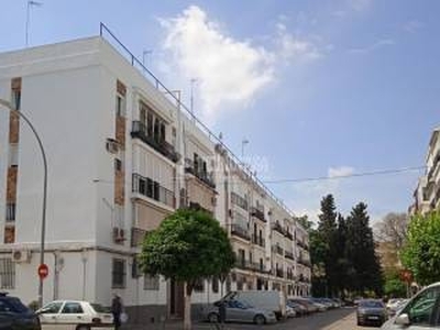 Piso de tres habitaciones primera planta, La Salle-Pino Flores, Sevilla