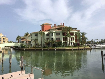 Piso en venta en Puerto de Sotogrande-La Marina de 3 habitaciones con terraza y piscina