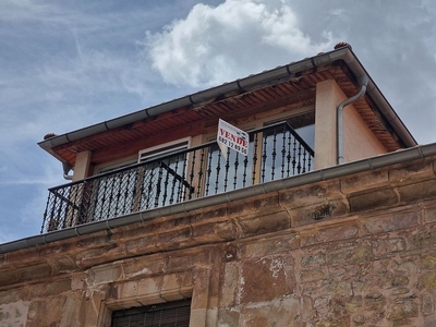 Venta de ático en Sigüenza de 2 habitaciones con terraza y calefacción