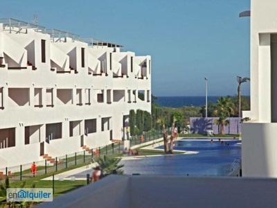 Se alquila apartamento en la playa de Vera con fantásticas vistas.