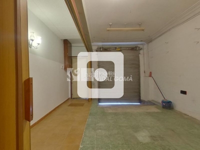 Casa finca pareada de 314 m² sin ascensor, construida el año 1962 y consta de 314 m² de superficie. distribuida en planta baja + dos pisos, un amplio patio y tres terrazas. bien comunicada. en Terrassa