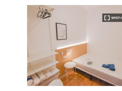 Se alquila habitación en el apartamento de 6 dormitorios en El Raval, Barcelona.