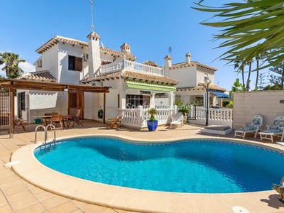 Villa en venta en Orihuela Costa