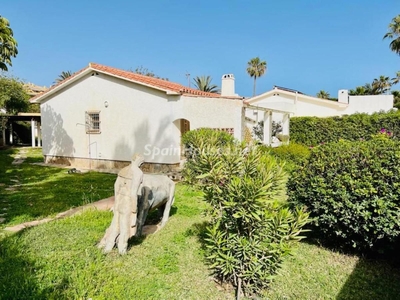 Villa independiente en venta en Costabella, Marbella