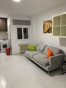 Alquiler de apartamento en calle Mercedes Gaibrois de 3 habitaciones con terraza y muebles