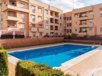 Alquiler de piso en avenida De Maracena de 2 habitaciones con terraza y piscina