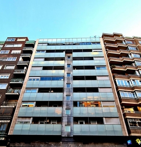 Alquiler de piso en avenida Navarra de 3 habitaciones con terraza y garaje