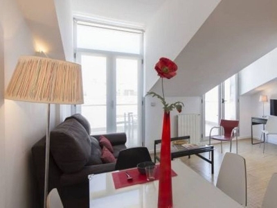 Alquiler de piso en Embajadores - Lavapiés de 3 habitaciones con muebles y aire acondicionado