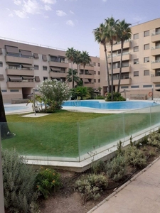 Alquiler de piso en Huerta de la Reina - Trassierra de 1 habitación con piscina y muebles