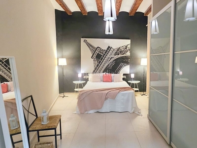 Alquiler piso en carrer de la junta de comerç piso ideal para compartir con 5 hab dobles y 3 baños completos en Barcelona