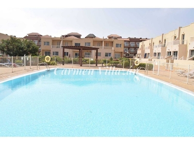 Dúplex en venta en Caleta de Fuste de 3 habitaciones con terraza y piscina