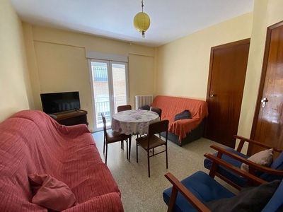 Piso en alquiler en Centro - Granada de 4 habitaciones con terraza y muebles