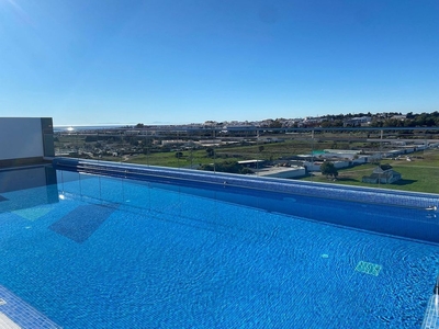 Piso en alquiler en Nueva Andalucía centro de 3 habitaciones con terraza y piscina