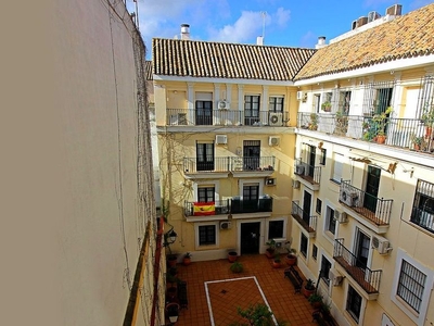 Alquiler de piso en Triana Oeste de 4 habitaciones con garaje y balcón