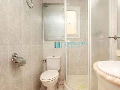Piso en venta , con 89 m2, 3 habitaciones y 2 baños y ascensor. en Barcelona