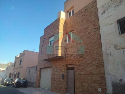 Venta Casa adosada en Calle ALENTEJO 21 Almería. A reformar con terraza 289 m²