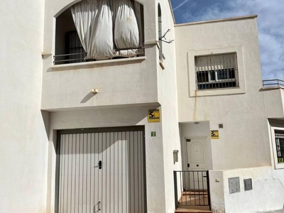 Venta Casa adosada en Calle El Che Huércal de Almería. Buen estado plaza de aparcamiento con balcón 120 m²