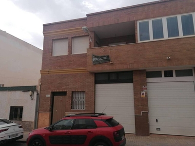 Venta Casa adosada en Calle FERNANDO III El Ejido. Buen estado con terraza 210 m²