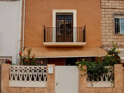 Venta Casa adosada en Calle Guadix Almería. Buen estado con balcón 114 m²