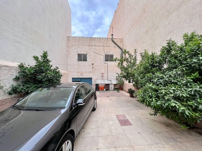 Venta Casa adosada en Calle Juan Segura Murcia Almería. A reformar plaza de aparcamiento con balcón 196 m²