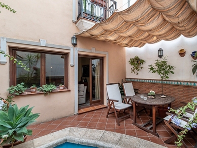 Venta de casa con piscina y terraza en Centro - Sagrario (Granada), Centro