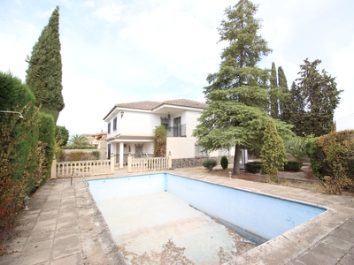 Venta de casa con piscina y terraza en Churriana de la Vega