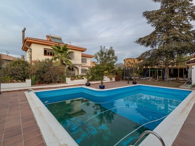 Venta de casa con piscina y terraza en Gójar, Los cerezos