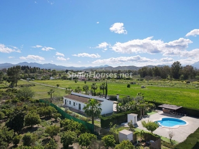 Villa independiente en venta en Coín