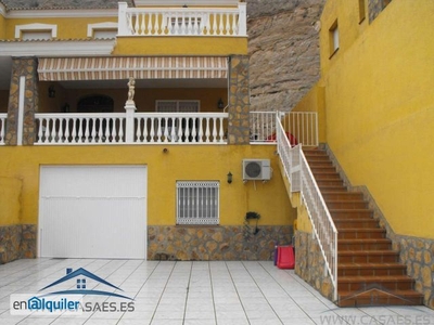 Alquiler de Chalet 4 dormitorios, 2 baños, 1 garajes, Buen estado, en Vícar, Almeria