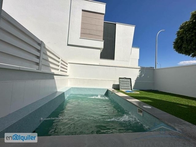Alquiler de Casa 4 dormitorios, 3 baños, 1 garajes, , en Almería, Almeria