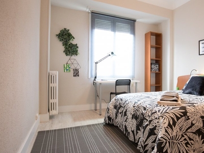 Elegante habitación en un apartamento de 4 dormitorios en Indautxu, Bilbao