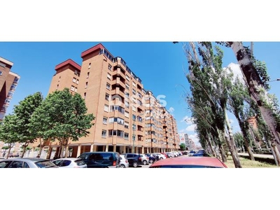 Piso en venta en Avenida de Castilla, cerca de Plaza del Lago Sanabria