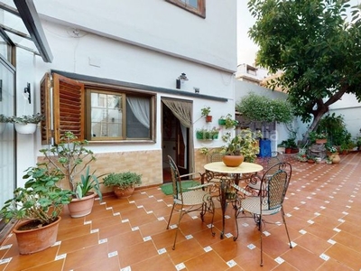 Planta baja bonita casa de pueblo con espectacular patio interior en Paterna